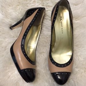 Anne Klein beige and black pumps